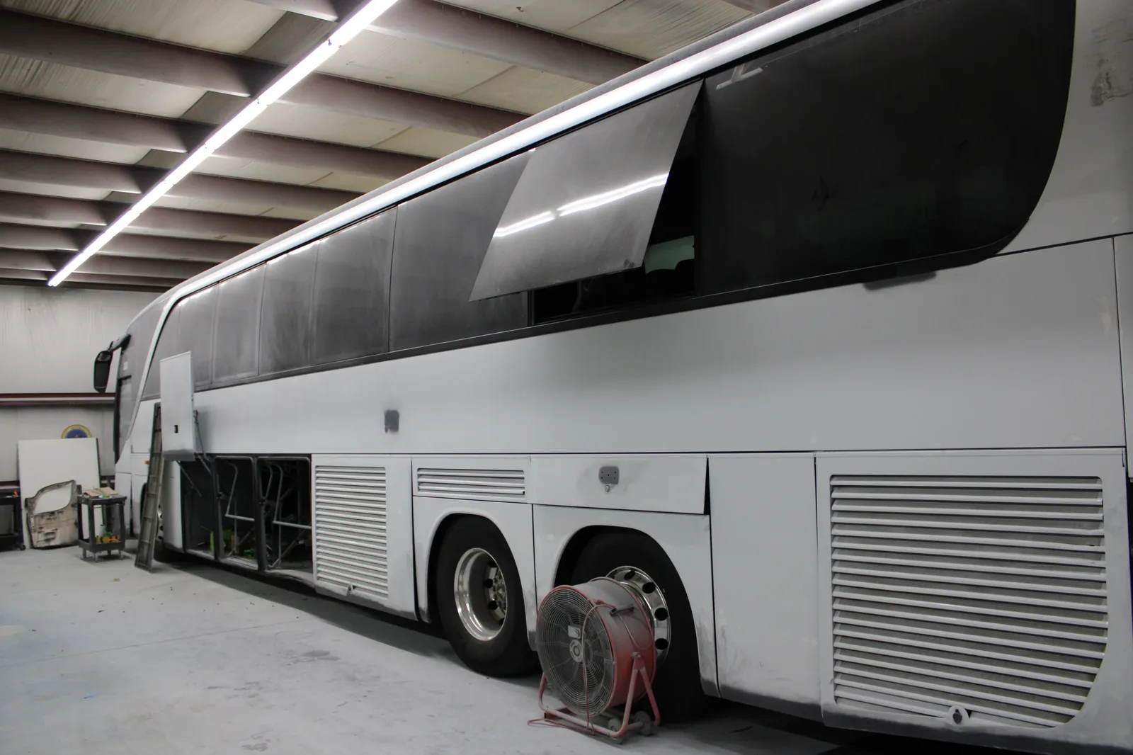 Kustom Graphix bus painting